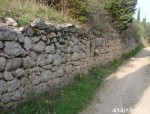Старинная стена простоит 1000 лет.